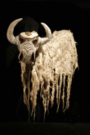 Μαρότες, γιγαντόκουκλες, σκιές, αντικείμενα